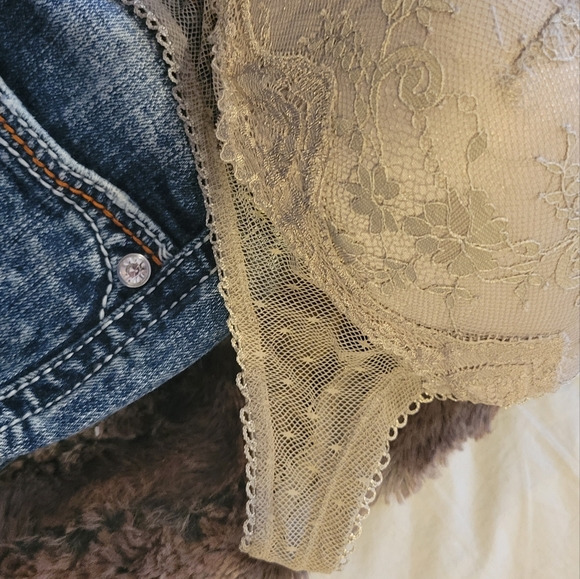 38DDD Victoria's Secret Bra - Picture 3 of 4